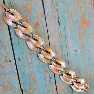 VINTAGE Jewelry- Silver Tone Chunky & Pretty Leaf Link Bracelet